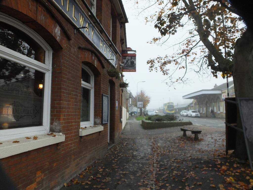 Railway Hotel Фейвършам Екстериор снимка