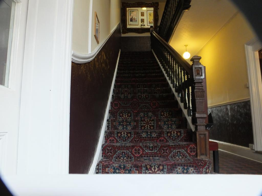 Railway Hotel Фейвършам Екстериор снимка