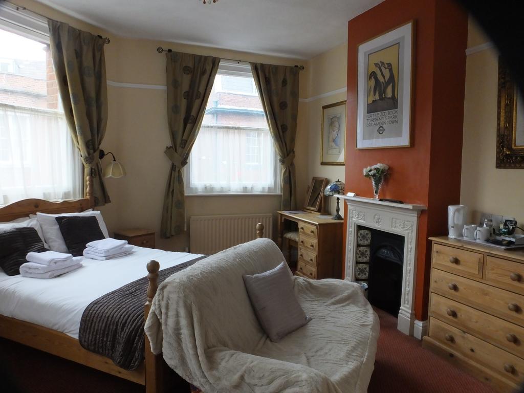 Railway Hotel Фейвършам Екстериор снимка