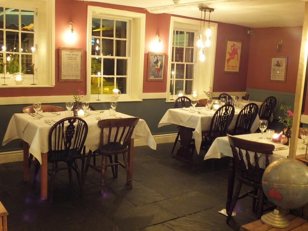 Railway Hotel Фейвършам Екстериор снимка