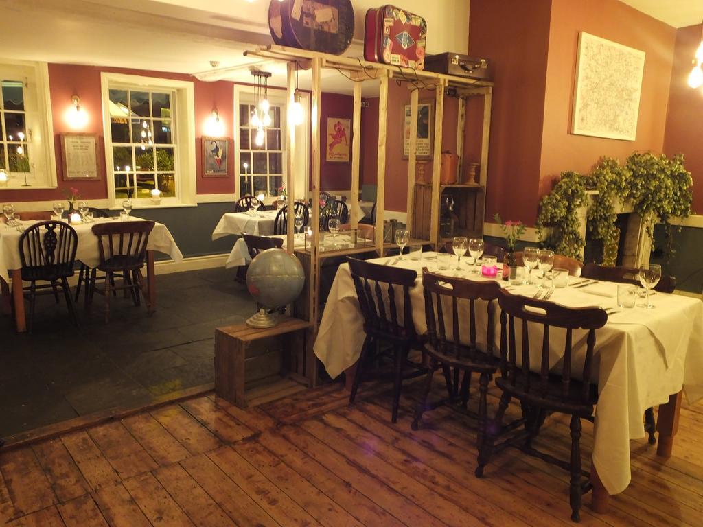 Railway Hotel Фейвършам Екстериор снимка