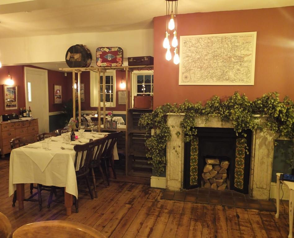 Railway Hotel Фейвършам Екстериор снимка