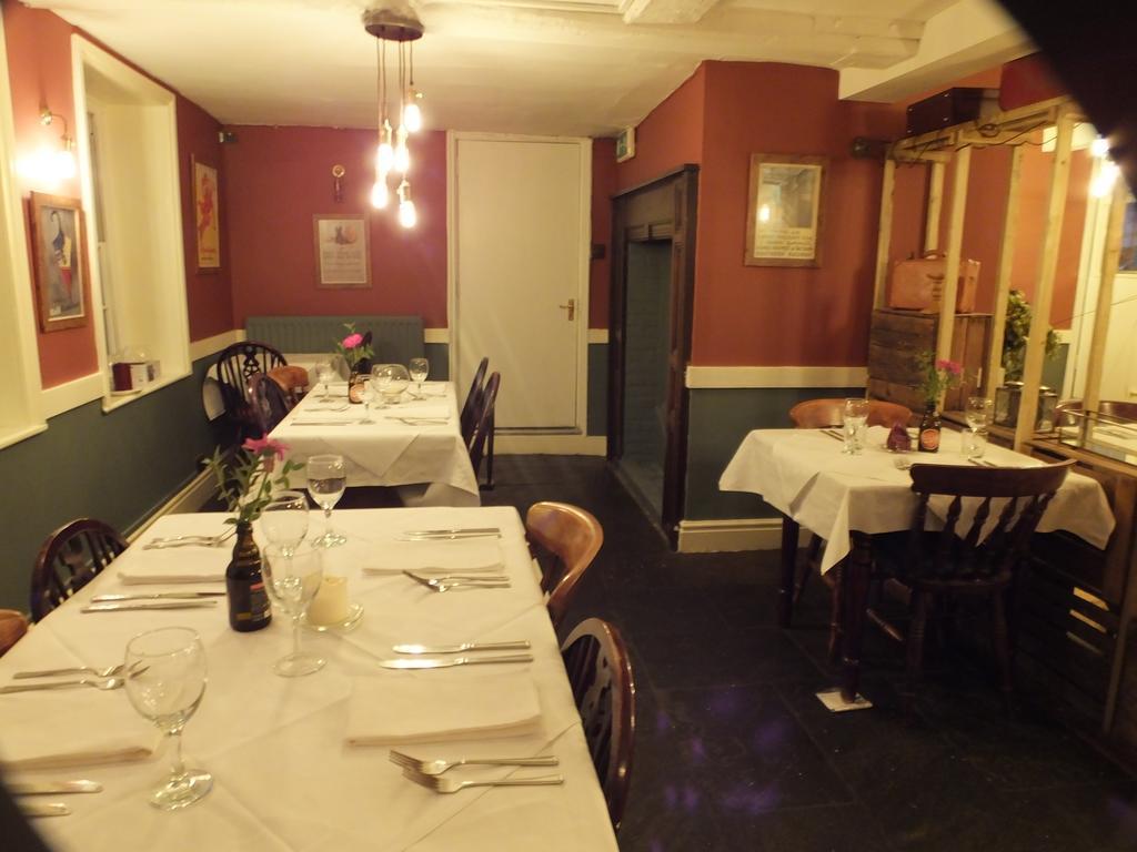 Railway Hotel Фейвършам Екстериор снимка