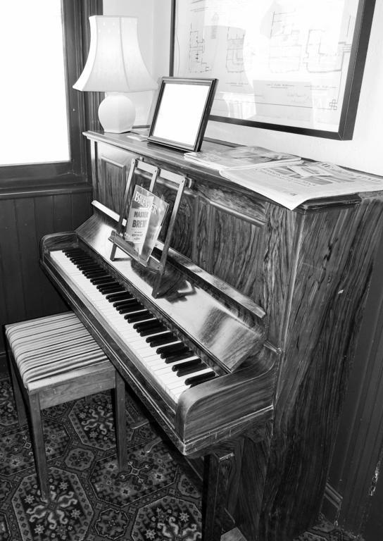 Railway Hotel Фейвършам Екстериор снимка