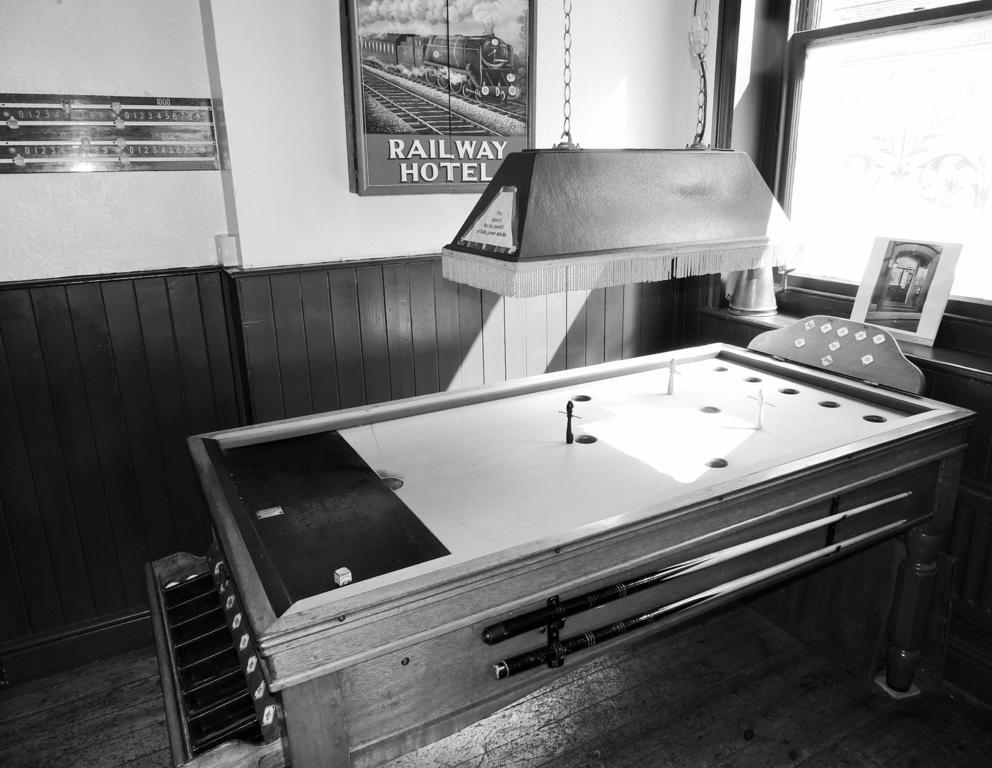 Railway Hotel Фейвършам Екстериор снимка