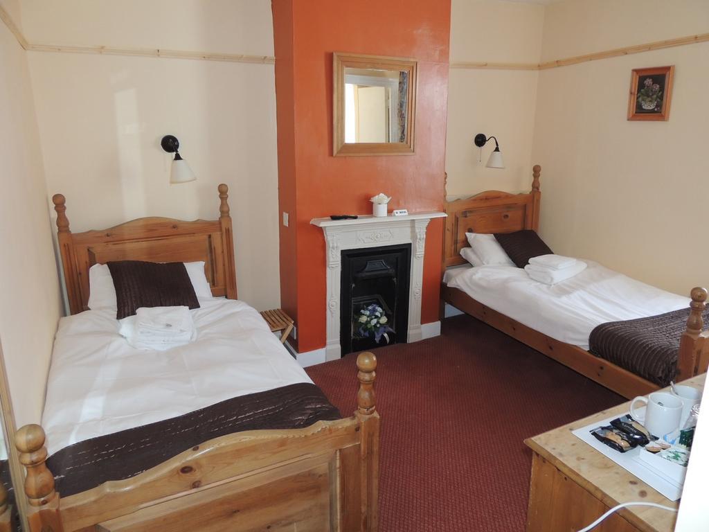 Railway Hotel Фейвършам Стая снимка
