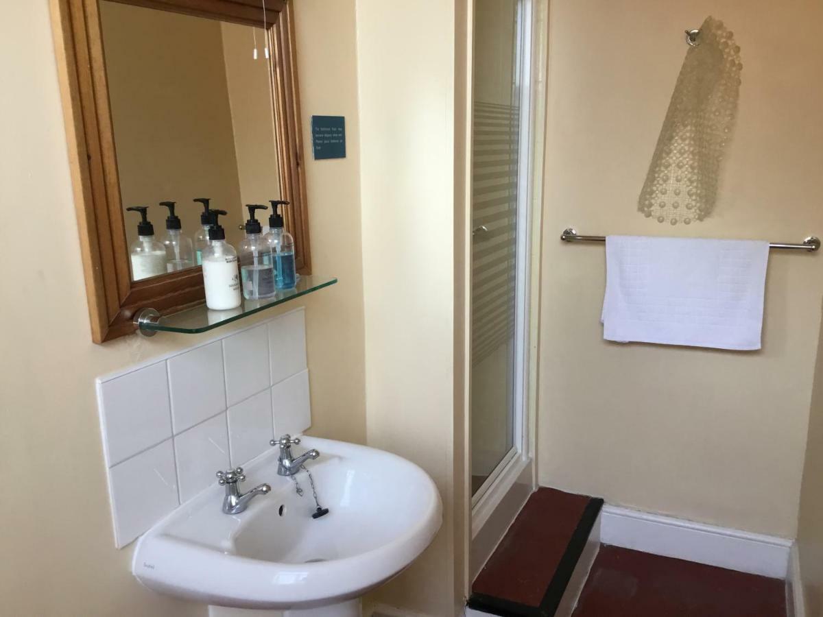 Railway Hotel Фейвършам Екстериор снимка