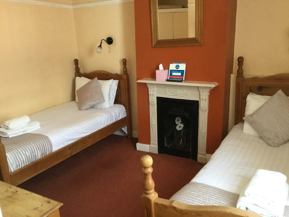 Railway Hotel Фейвършам Екстериор снимка