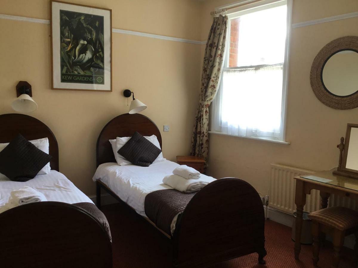 Railway Hotel Фейвършам Екстериор снимка