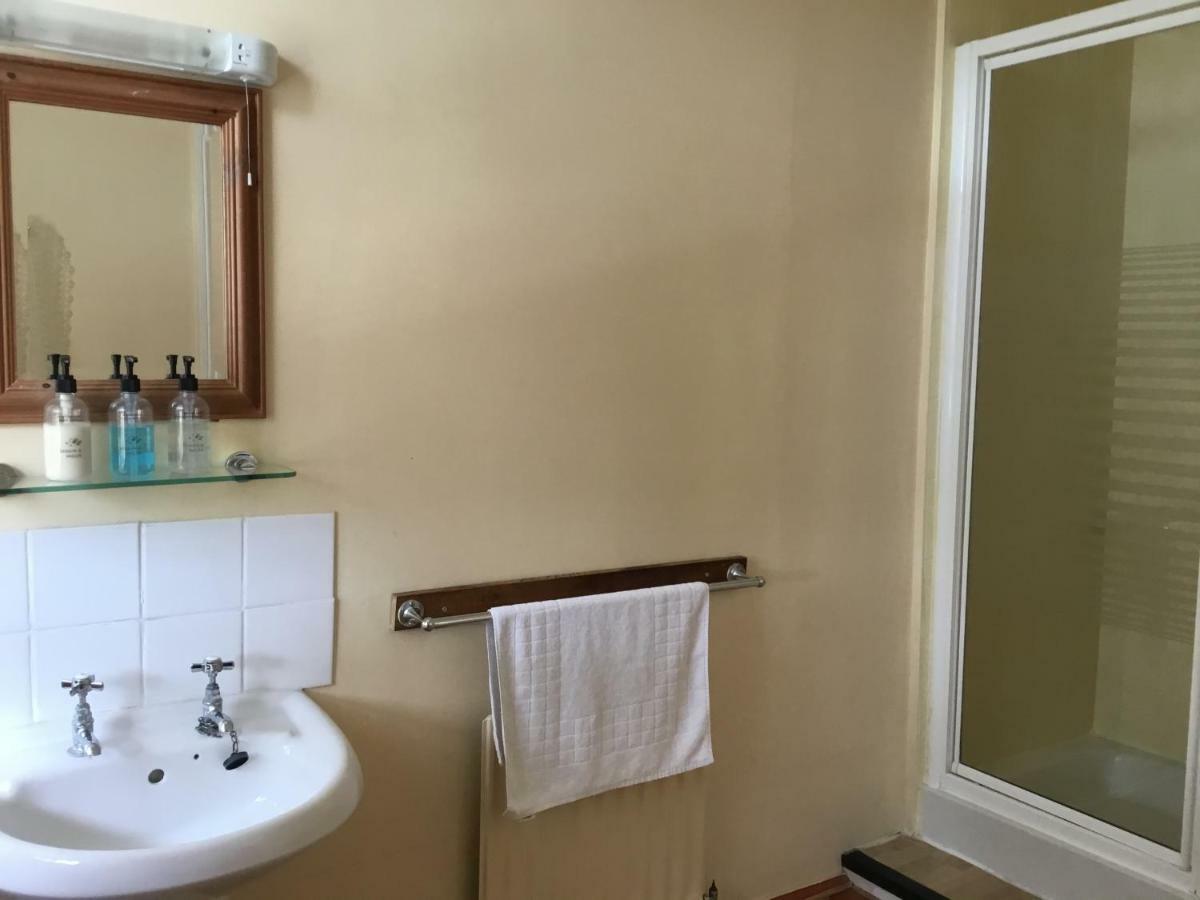 Railway Hotel Фейвършам Екстериор снимка