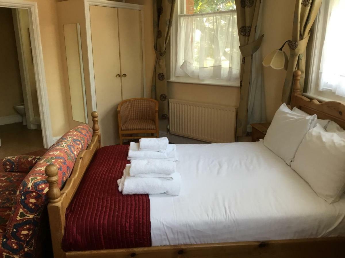 Railway Hotel Фейвършам Екстериор снимка
