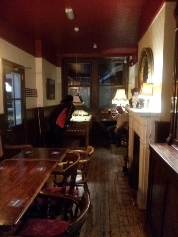 Railway Hotel Фейвършам Екстериор снимка