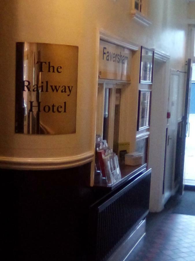 Railway Hotel Фейвършам Екстериор снимка