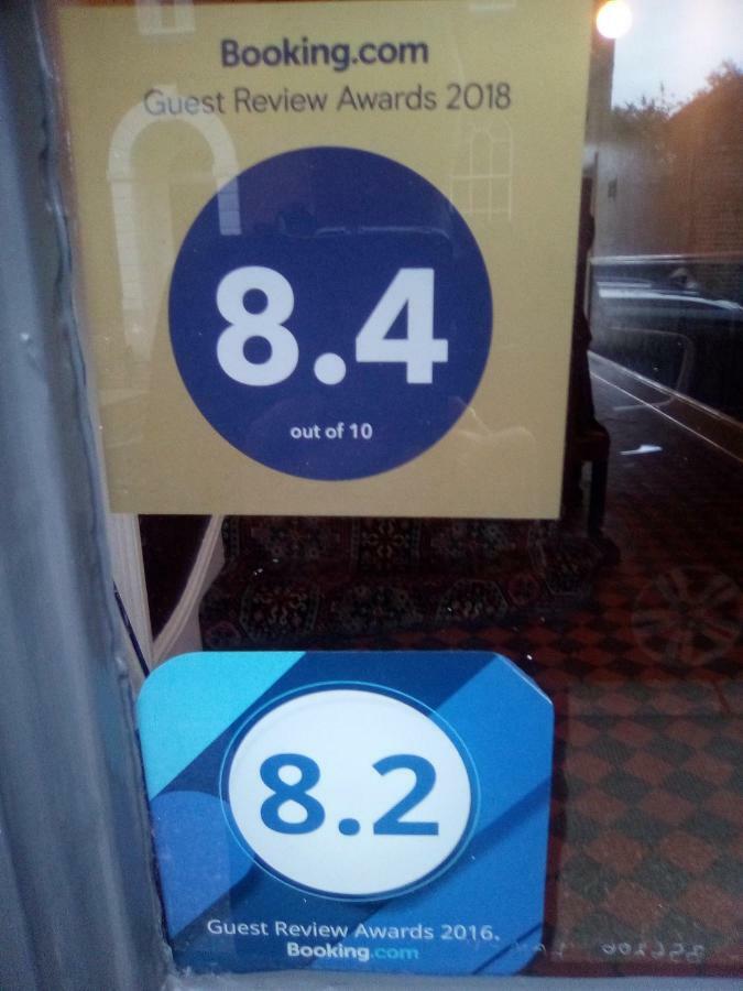 Railway Hotel Фейвършам Екстериор снимка