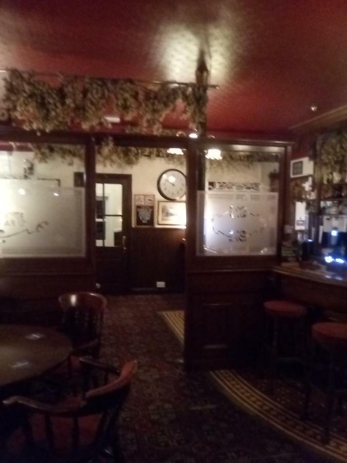 Railway Hotel Фейвършам Екстериор снимка