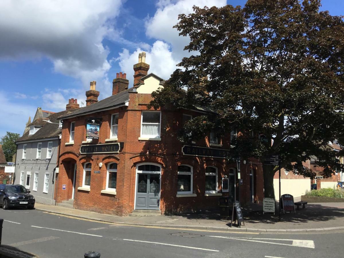 Railway Hotel Фейвършам Екстериор снимка