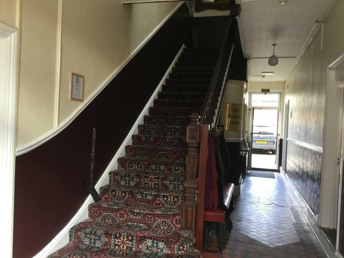 Railway Hotel Фейвършам Екстериор снимка